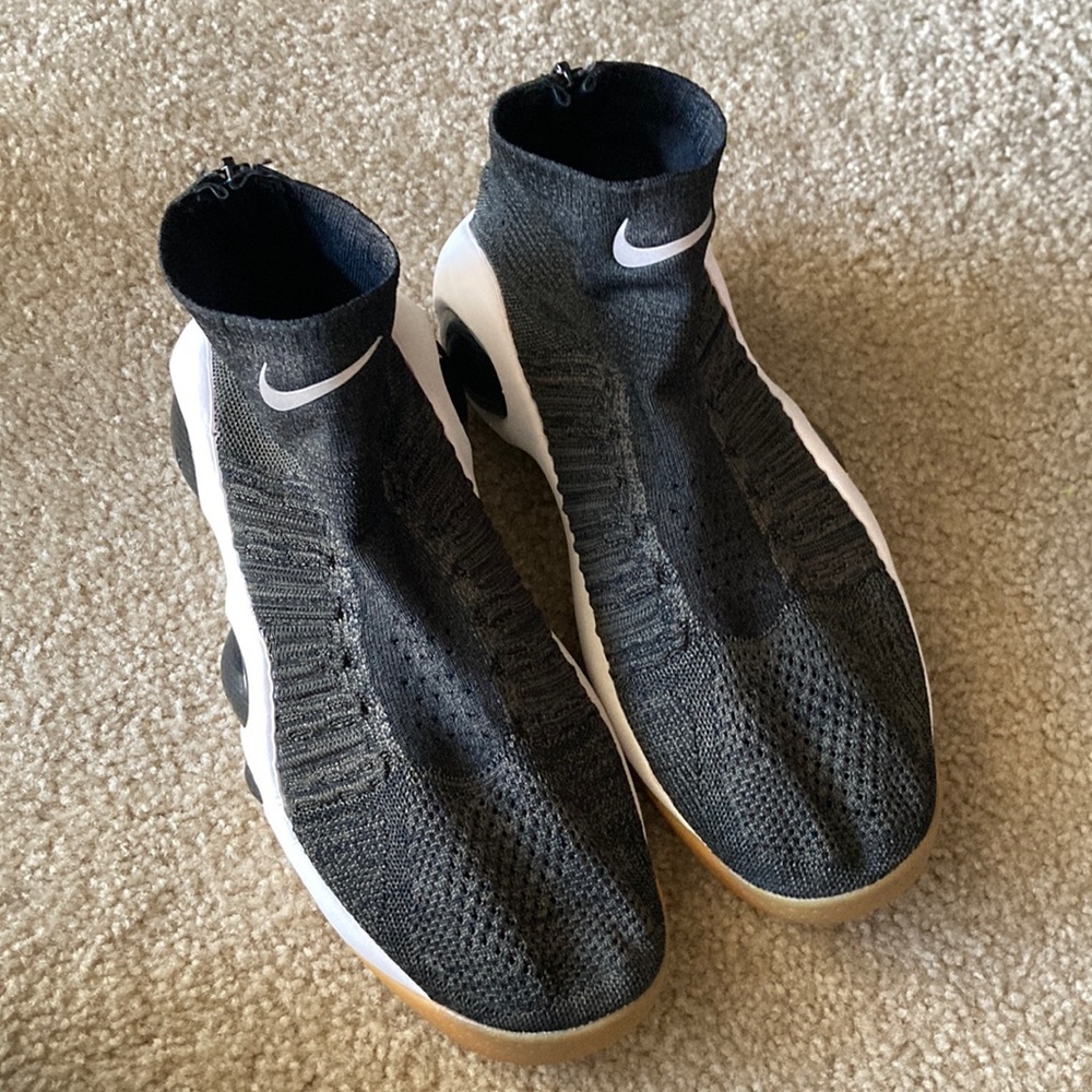 This is a Mens 11
